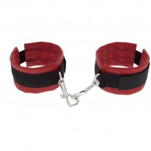 Полиуретановые наручники «Luxurious Handcuffs» с карабином, Blush Novelties 520006, цвет Красный