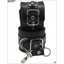 Узкие кожаные наручники на мягкой подкладке, цвет черный, Подиум Р21, бренд Фетиш компани, длина 27.5 см.