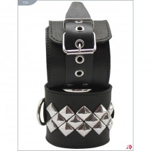 Кожаные наручники с квадратными клепками от компании Подиум, цвет черный, размер OS, Р216, One Size (Р 42-48)