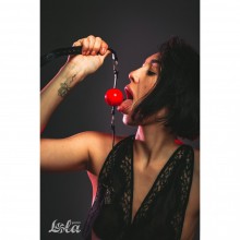 Красный кляп-шарик «Party Hard Love Spell» с застежкой на замок, Lola Games 1144-02lola, из материала пластик АБС, длина 64 см.
