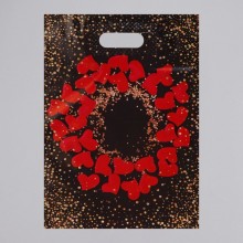 Полиэтиленовый пакет «Праздничные сердечки» с вырубной усиленной ручкой, арт. 4668395, бренд Сувениры, длина 40 см.