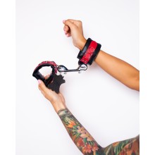 Кожаные наручники с соединителем из нержавеющей стали, цвет черный с красным, Scandal 23SC505-2, цвет красный, длина 40.5 см.