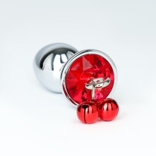 Серебристая анальная пробка с колокольчиками и красным кристаллом, общая длина 7 см., Оки-Чпоки 5215690, бренд Сима-Ленд, из материала Алюминий, длина 7 см., со скидкой