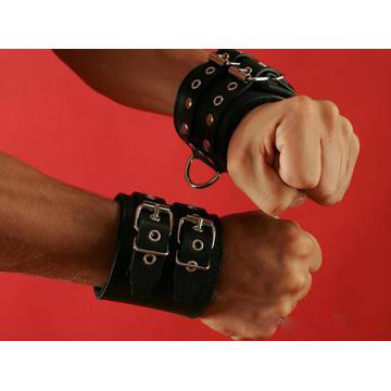Широкие наручники, застегивающиеся на 2 пряжки, Подиум P22, бренд Фетиш компани, длина 32 см.