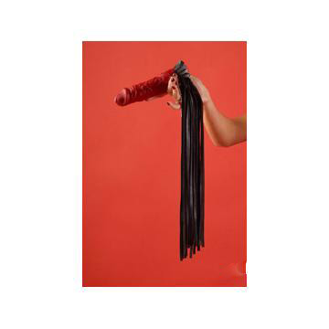 Флоггер c мягкими хвостами и обтянутой кожей ручкой, цвет красный, Подиум Р15А, бренд Фетиш компани, из материала Кожа, длина 65 см.