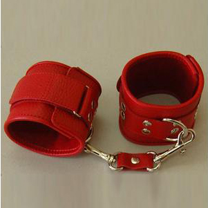Наручники кожаные красные, ремешок с двумя карабинами на концах, СК-Визит 3053-2, цвет Красный, One Size (Р 42-48)