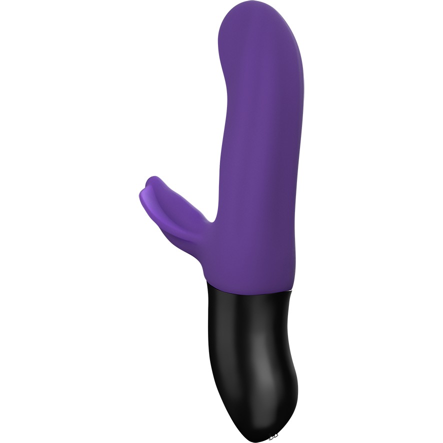 Бір қыз жігіттің аузына сисады.